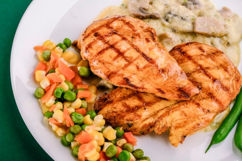 Knusprige Keto-Hähnchenschenkel Rezept